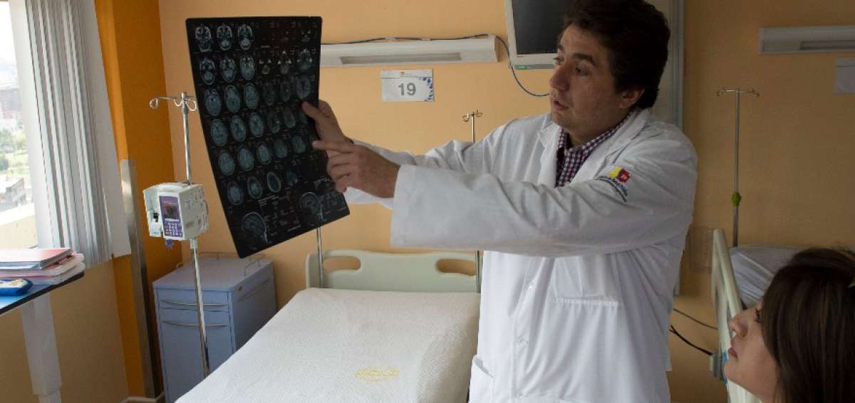 El doctor Maldonado revisa la radiograf&iacute;a de uno de sus pacientes.