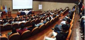 La presentaci&oacute;n del informe se realiz&oacute; en presencia de estudiantes universitarios.