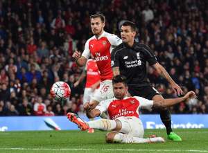 Giroud intenta rematar desde el piso, pero su remate fue contenido por el golero Mignolet. Foto: AFP