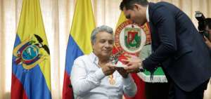 El alcalde Juan Pablo Gallo le impuso la condecoraci&oacute;n Orden Cruz de los Fundadores al Mandatario ecuatoriano.