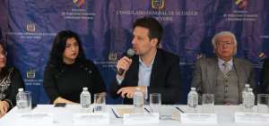 El canciller ecuatoriano, Guillaume Long, en el Consulado de Nueva York, Estados Unidos. .