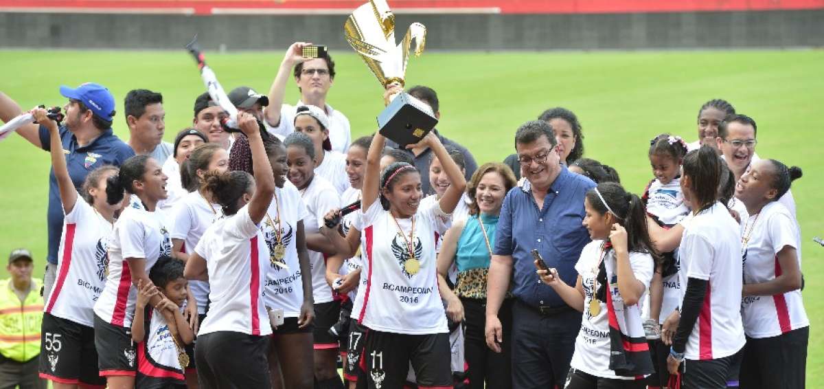 Uni&oacute;n Espa&ntilde;ola, bicampe&oacute;n  del f&uacute;tbol femenino