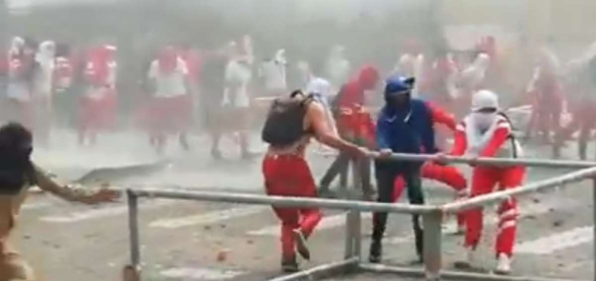 Alumnos protagonizaron disturbios en los exteriores del centro educativo.