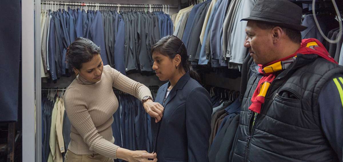 Los padres de familia en la &uacute;ltima semana aprovecharon para comprarles nuevos uniformes a los estudiantes. 