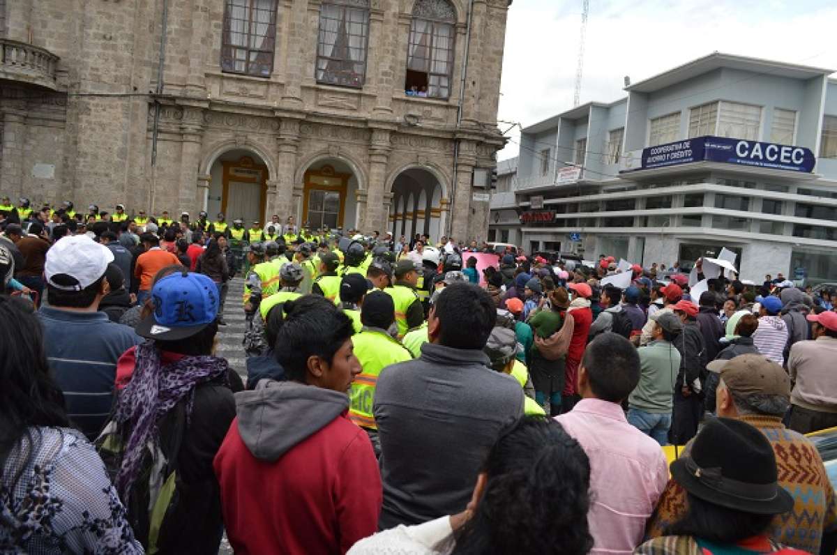 La fuerza p&uacute;blica, que concentr&oacute; cerca de 40 uniformados, debi&oacute; acordonar la calle para evitar que ambos grupos se enfrenten.