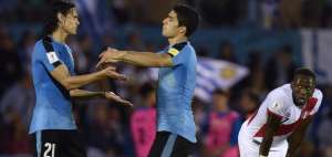 Uruguay gan&oacute; 1-0 a Per&uacute; y despoj&oacute; a Ecuador de la cima