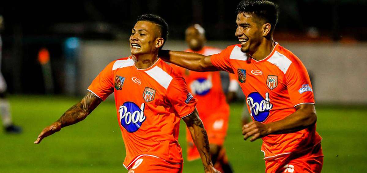 El enganche Alexis Zapata (i) durante su participaci&oacute;n m&aacute;s reciente con el Envigado de su pa&iacute;s, club en el que se form&oacute; y con el que debut&oacute;.