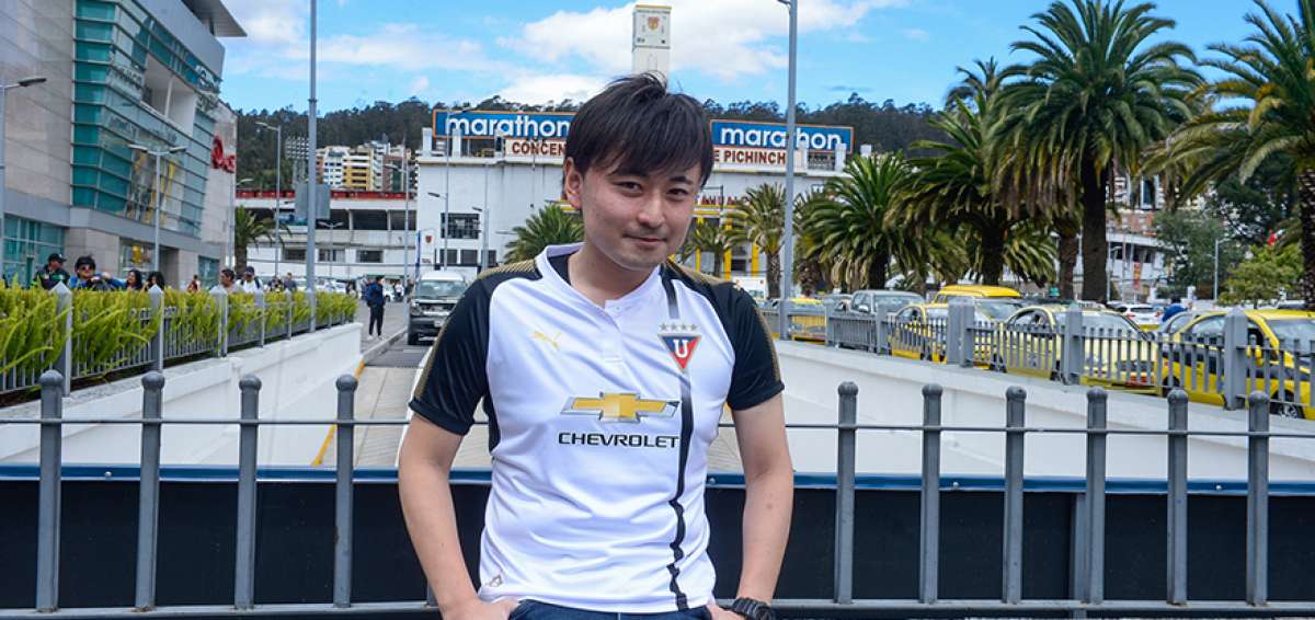 El japon&eacute;s Yusuke Iwata compr&oacute; la &uacute;ltima camiseta de Liga de Quito, apenas lleg&oacute; al pa&iacute;s, para ir a los partidos contra T&eacute;cnico y Deportivo Cali.