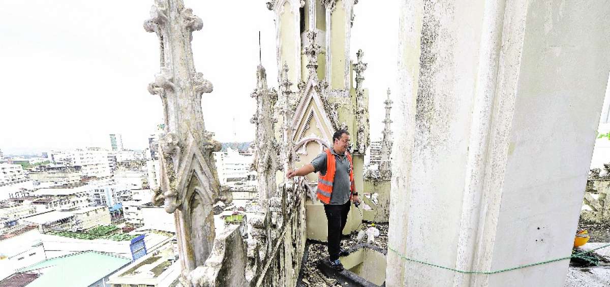 En la c&uacute;pula norte de la Catedral se evidencian marcas causadas por el moho y la humedad.