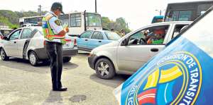 Un agente de la CTE controla el tr&aacute;nsito en Guayaquil. Foto: Archivo / El Tel&eacute;grafo.