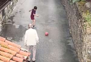 Un emotivo video grabado en Valladolid, España, muestra a un tierno abuelito jugando fútbol con su nieto.