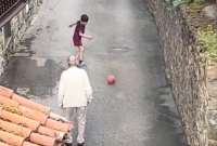 Un emotivo video grabado en Valladolid, España, muestra a un tierno abuelito jugando fútbol con su nieto.