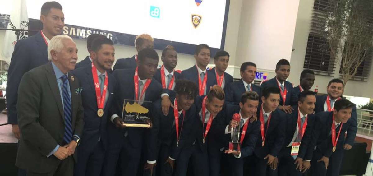 Campeones de f&uacute;tbol en las Olimpiadas Especiales comparten su t&iacute;tulo con el pa&iacute;s