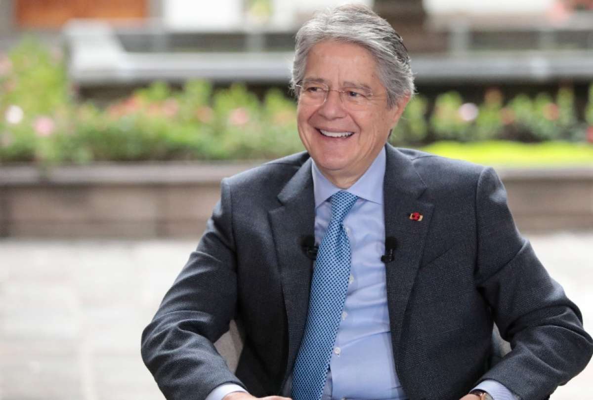 El presidente de Ecuador, Guillermo Lasso, anunció que enviará a la Asamblea Nacional el proyecto de ley de inversiones con carácter de urgente. Lasso resaltó que el objetivo del proyecto de ley de inversiones es generar trabajo y señaló los principales y más importantes puntos del documento. - Reformas a la ley de Alianzas Público-privadas para facilitar el desarrollo de obras de infraestructura. - Reformas a la Ley de Mercado de Valores para dar movimiento al sector y lograr fondos económicos para nuevos proyectos. - Ley de Zonas Francas para incentivar la inversión extranjera. - Artículos específicos que podrán generar recursos para financiar programas importantes como el de la lucha contra la desnutrición infantil. El anuncio se hizo por parte de Lasso durante el espacio ‘Encontrémonos por la ciudadanía’ emitido por la Presidencia desde el Palacio de Carondelet. Desde hoy, 22 de febrero, la Asamblea Nacional tendrá 30 días para analizar el proyecto enviado por el Ejecutivo.