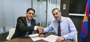 El delantero ecuatoriano Javier Enrique Delgado (i) junto al m&aacute;nager general del Barcelona, &ldquo;Pep&rdquo; Segura, cuando renov&oacute; su contrato hasta 2020.
