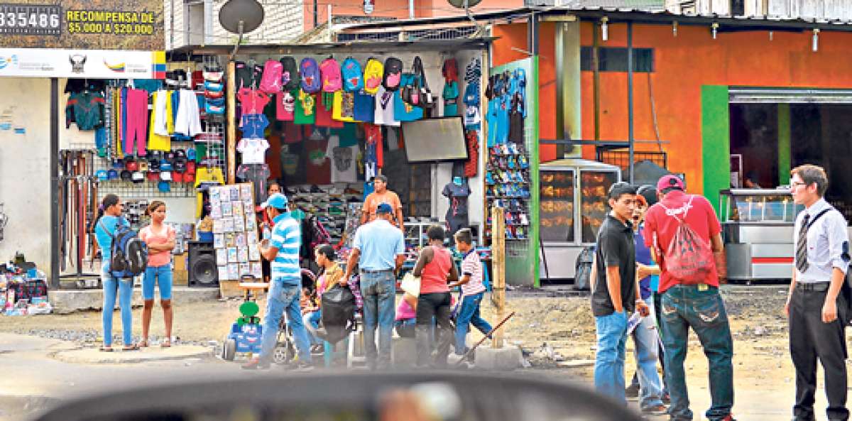 Los vecinos de la Casuarina aprovechan hasta sus viviendas para expender ropa. El comercio creci&oacute; en 8 a&ntilde;os. Foto: William Orellana / El Tel&eacute;grafo