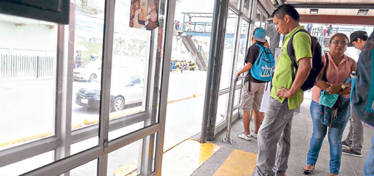 Las puertas ya no cierran, debido a que personas las abren a la fuerza desde el exterior de la parada. Los usuarios corren el riesgo de caerse. Foto: Karly Torres / El Tel&eacute;grafo