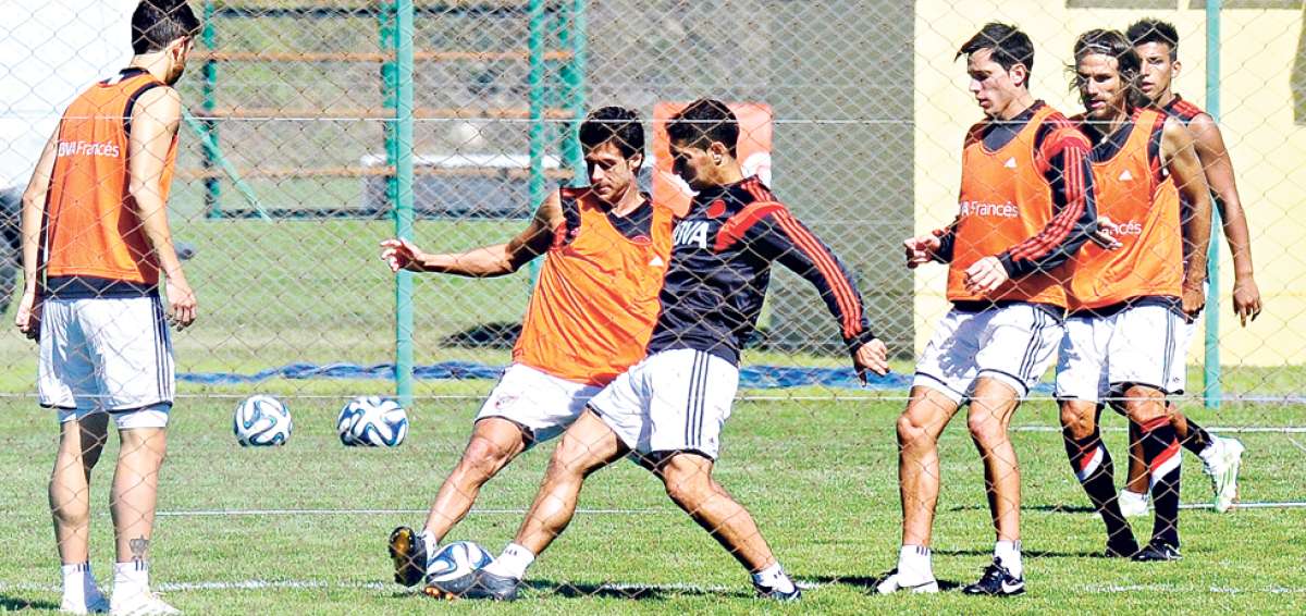El delantero Pablo Aimar (de naranja en el centro) durante uno de los &uacute;ltimos entrenamientos de River Plate antes del reinicio del torneo local. Foto: internet