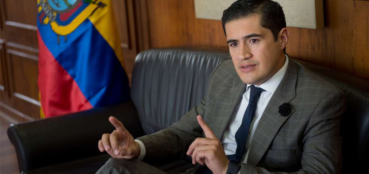 Richard Mart&iacute;nez Alvarado tiene 37 a&ntilde;os de edad. Naci&oacute; en la provincia de Loja y es padre de cuatro hijos. Es Economista de la Pontificia Universidad Cat&oacute;lica del Ecuador.