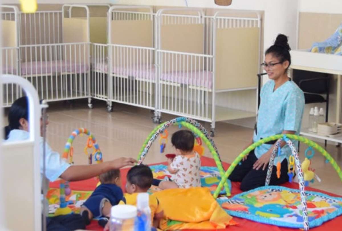 Las instituciones públicas que tengan más de 20 trabajadores con hijos menores de cinco años deben contar con una guardería para que los menores reciban cuidados.