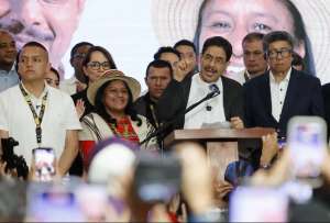 El candidato a la Presidencia de Colombia Iv&aacute;n C&eacute;peda (c-d) habla junto a la candidata a la vicepresidencia, Aida Quilcu&eacute; (c-i), durante una rueda de prensa tras conocerse los resultados electorales, este domingo en Bogot&aacute; (Colombia). 