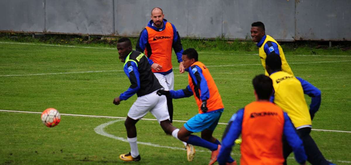Los jugadores de Macar&aacute; entrenaron en el complejo La Providencia. Al fondo, la figura del elenco: el delantero Juan Manuel T&eacute;vez.