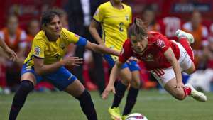 La defensa Lorena Aguilar (izq.) marca a una atacante de Suiza, durante el segundo partido de la selecci&oacute;n nacional femenina en el Mundial de Canad&aacute;. El partido termin&oacute; 10-1 a favor de las europeas.