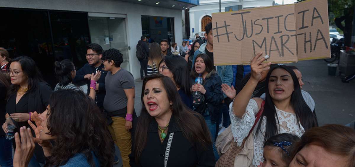 Familiares y ciudadanos se reunieron en la Unidad de Flagrancia, ayer, para exigir justicia para la joven, que fue violada el 13 de enero en un bar en Quito.