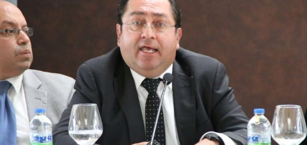 El exministro de Finanzas Carlos de la Torre durante la presentaci&oacute;n de las pruebas de descargo en la Comisi&oacute;n de Fiscalizaci&oacute;n de la Asamblea Nacional.