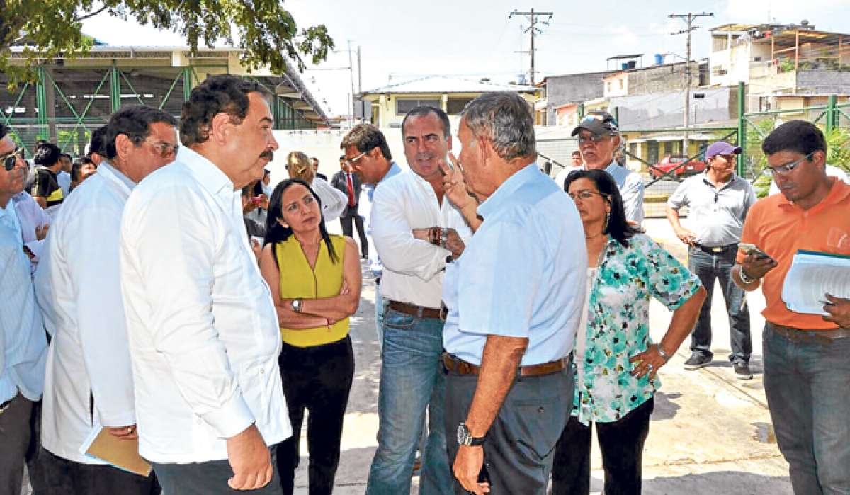 El alcalde Jaime Nebot visit&oacute; el mercado de Sauces 9 en compa&ntilde;&iacute;a de los concejales de la alianza PAIS-MCD y otras autoridades municipales. Foto: cortes&iacute;a