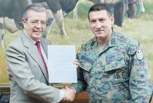 La Fuerza Aérea Ecuatoriana entregó reconocimiento a Vita por su contribución en favor de 1800 familias