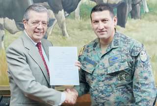 La Fuerza Aérea Ecuatoriana entregó reconocimiento a Vita por su contribución en favor de 1800 familias