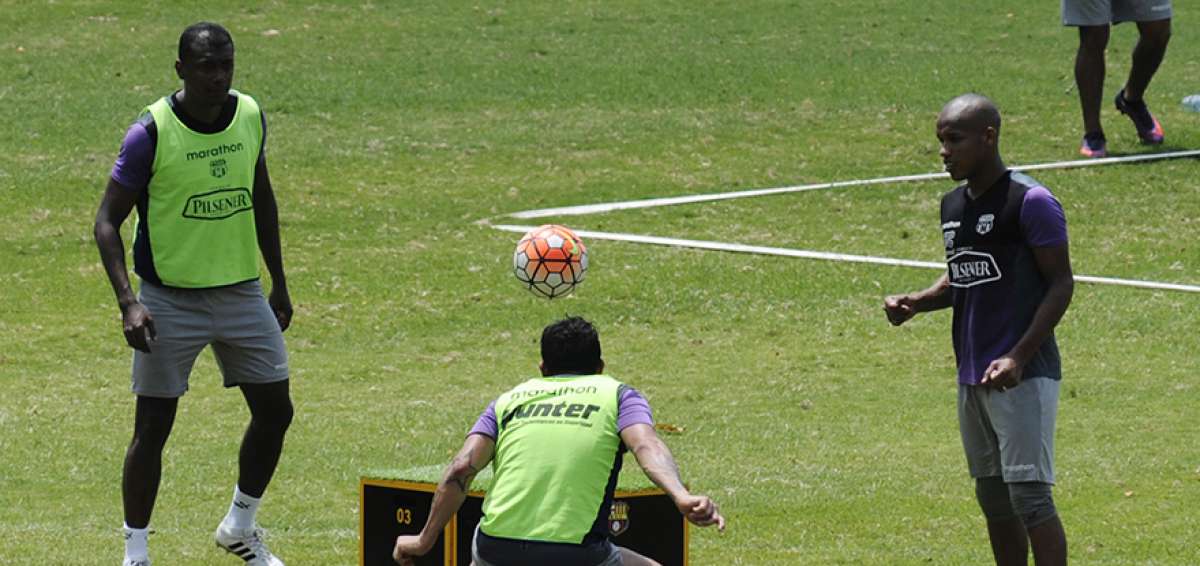 Barcelona, que recibir&aacute; ma&ntilde;ana a U. Cat&oacute;lica en el estadio Monumental, realiz&oacute; ayer su pen&uacute;ltimo entrenamiento.