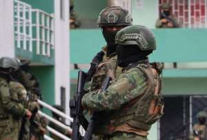 El Ministerio de Defensa se mantiene en Quevedo para recuperar casas que han sido tomadas por organizaciones criminales.