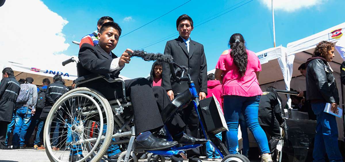 Alumnos del Instituto Tecnol&oacute;gico Superior Central T&eacute;cnico (Quito) exhibieron ayer una silla de ruedas el&eacute;ctrica que se comanda desde el tel&eacute;fono celular.