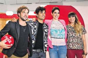 El int&eacute;rprete espa&ntilde;ol David Bisbal (i), el integrante del grupo Reik, Gilberto Mar&iacute;n (2-i), y las cantantes Asley y Hanna, del d&uacute;o Ha-Ash. Foto: EFE
