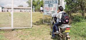 Alejandro Granja, de s&eacute;ptimo a&ntilde;o de Educaci&oacute;n General B&aacute;sica (EGB), conduce una motocicleta para dirigirse desde su casa hasta la escuela. En el camino recoge a su compa&ntilde;ero Andr&eacute;s Esp&iacute;n de sexto a&ntilde;o.
