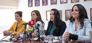 Sof&iacute;a Arteta (segunda desde la derecha), directora de la Fundaci&oacute;n Reina de Quito, da detalles de la elecci&oacute;n de la soberana capitalina de este a&ntilde;o. 