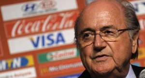 &lsquo;Sepp&rsquo; Blatter en una rueda de prensa antes del Mundial de Brasil; atr&aacute;s, varias de las marcas auspiciantes. Foto: AFP