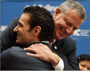El alcalde de Nueva York, Bill de Blasio, celebr&oacute; la curaci&oacute;n de Spencer como un gran triunfo. Foto: AFP