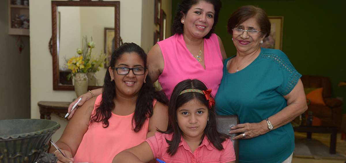 M&oacute;nica Guevara (d) super&oacute; el c&aacute;ncer. La enfermedad uni&oacute; m&aacute;s a su familia. Su madre e hijas (atr&aacute;s) han sido un apoyo importante.