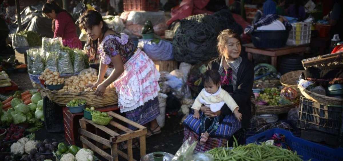 Las labores de cuidado asignadas a las mujeres de todas las edades es similar en todos los pa&iacute;ses del mundo, sobre todo en los sectores m&aacute;s pobres, como en este mercado de Guatemala. Este trabajo no remunerado impide, incluso, que consigan un trabajo formal.