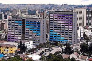 Los estudiantes atienden en el centro ubicado en el primer piso del edificio de la Asociaci&oacute;n de Escuela de la Facultad de Ciencias Administrativas y Contables. Foto: Cortes&iacute;a 