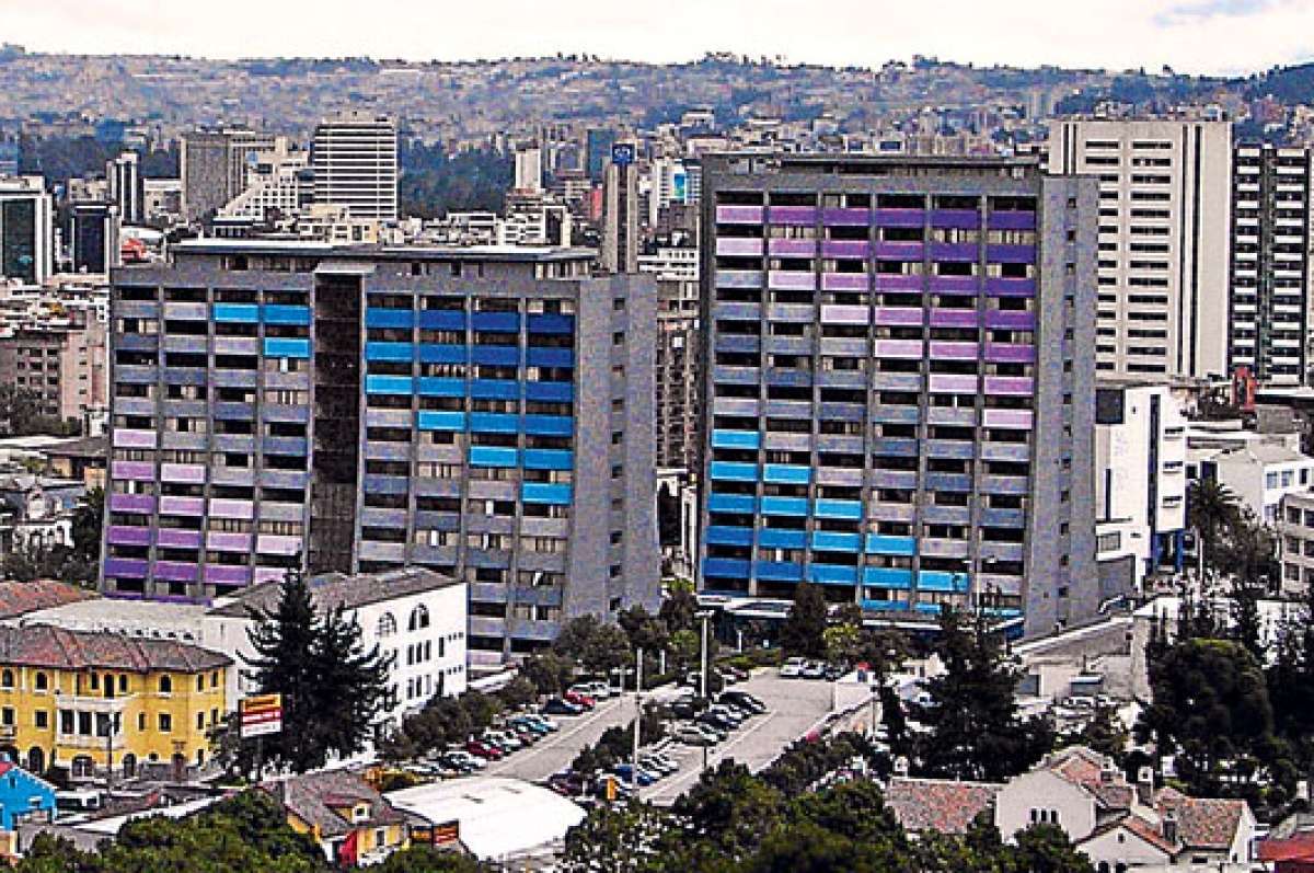 Los estudiantes atienden en el centro ubicado en el primer piso del edificio de la Asociaci&oacute;n de Escuela de la Facultad de Ciencias Administrativas y Contables. Foto: Cortes&iacute;a 
