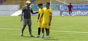 El entrenador M&aacute;ximo Villafa&ntilde;e (i) durante un entrenamiento de Aucas en el estadio Gonzalo Pozo Ripalda, en febrero, antes de la paralizaci&oacute;n.   