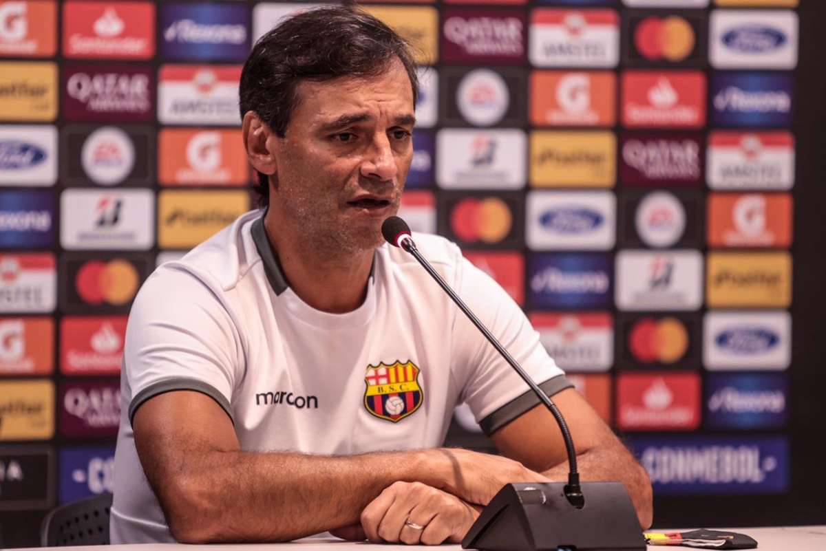 El directorio de Barcelona se reuni&oacute; para analizar la continuidad del DT Fabi&aacute;n Bustos