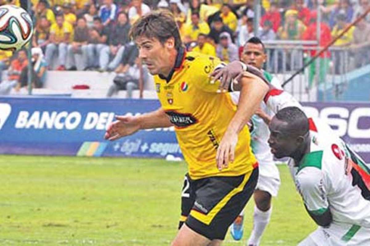 Federico Nieto (i) en una clara opci&oacute;n de gol que ataj&oacute; el arquero Sebasti&aacute;n Bl&aacute;squez. Foto: API.