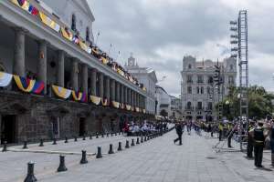 Balcones del Palacio de Carondelet est&aacute;n adornados con banderas del Ecuador y de Vaticano. Foto: Miguel Jim&eacute;nez / EL TEL&Eacute;GRAFO