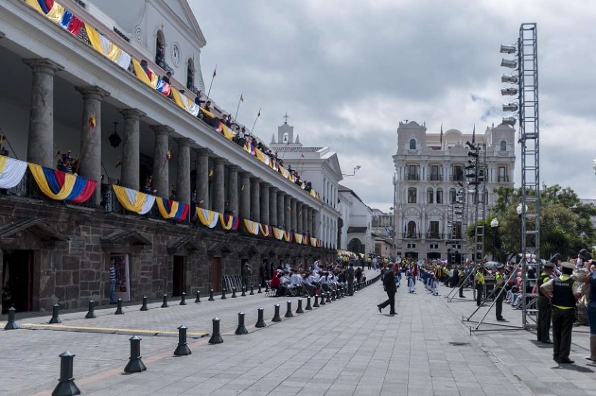 Balcones del Palacio de Carondelet est&aacute;n adornados con banderas del Ecuador y de Vaticano. Foto: Miguel Jim&eacute;nez / EL TEL&Eacute;GRAFO