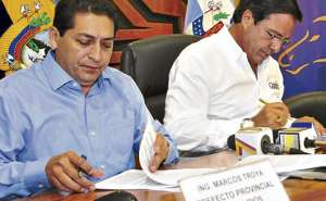 Marco Troya, de Los R&iacute;os; y Jimmy Jairala, de Guayas, firmaron el acuerdo que pone fin a los problemas de l&iacute;mites en 3 zonas en disputa de ambas provincias. Foto: Cortes&iacute;a Prefectura del Guayas